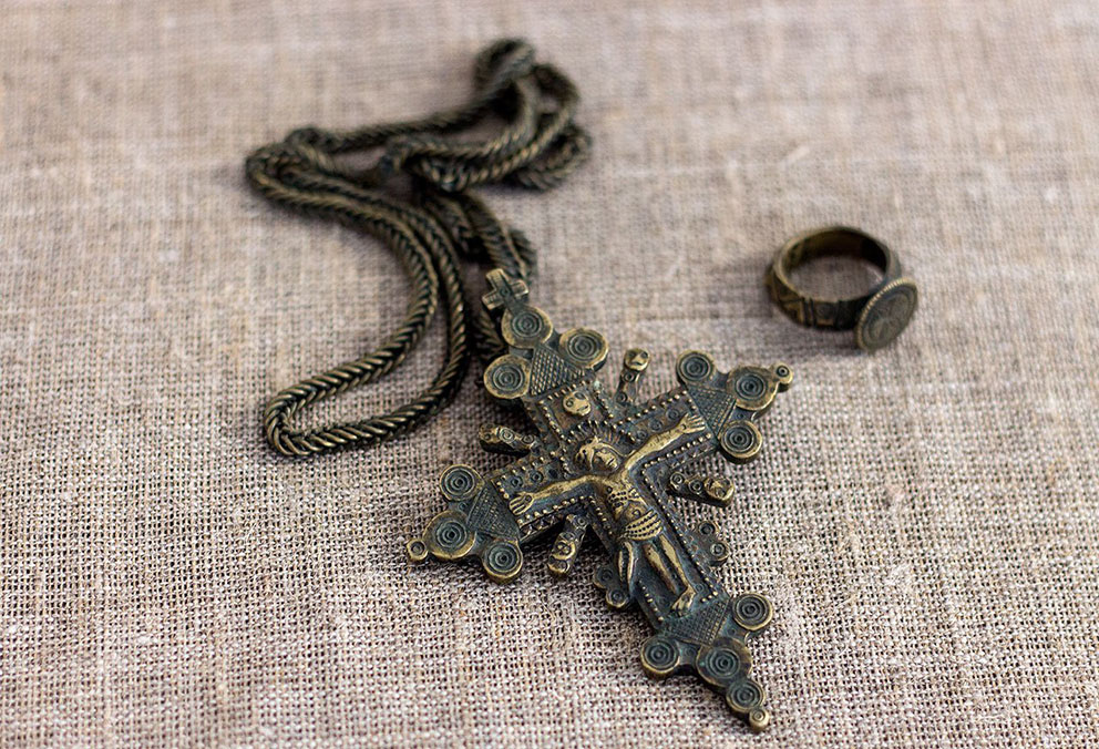 Гуцульський чоловічий мосяжний хрест і перстень. Косівщина. 1-а третина 20 ст.